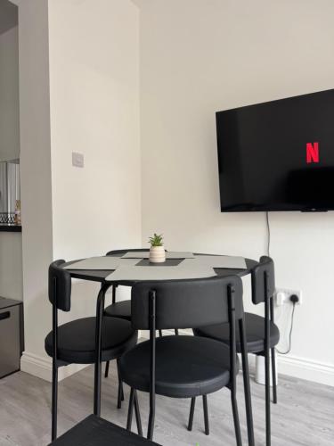 Stylish 2Bed Retreat –Fast Links to Central London 