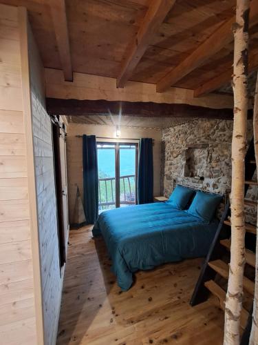 Istaba viesiem, Les cimes de Cabus in Saurat
