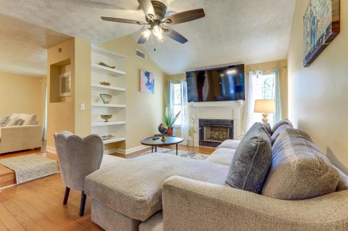 3 Mi to The Village! Family Home in Stone Mountain – khách sạn tại Stone Mountain