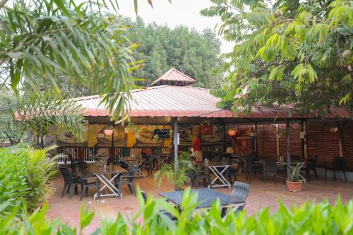 Restorāns, Srushti Resort in Karodi