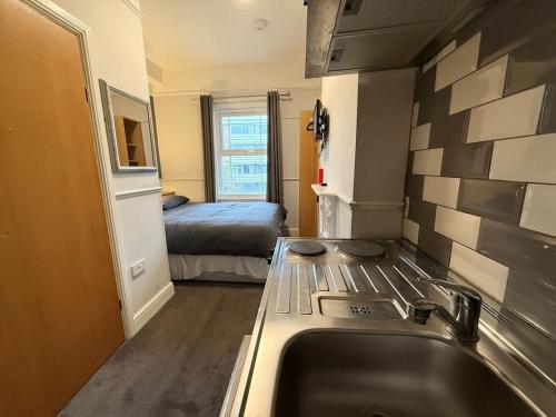 Close to Town Centre Studio Flat with Free Parking – khách sạn tại Minster