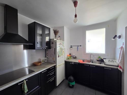 кухня, Appartement 4 pers - 2min à pied de la gare - 15min Disney - 20min Paris Nation (Appartement 4 pers - 2min a pied de la gare - 15min Disney - 20min Paris Nation) in Нуазь'єль