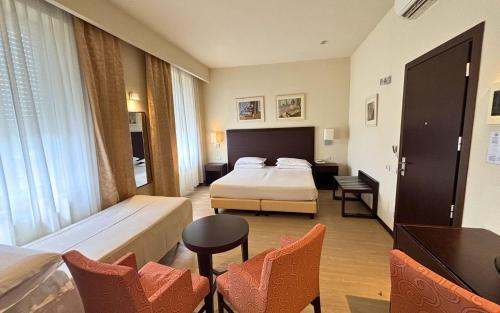1 queen bed, 1 twin bed