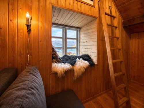 Traditional Cabin with Sea View in Hósvík