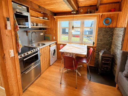Traditional Cabin with Sea View in Hósvík