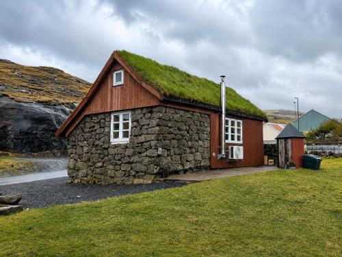 Traditional Cabin with Sea View in Hósvík