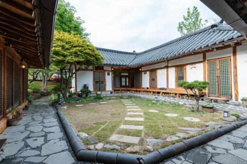 Yangpyeong Baknyeon gotack Yusunjae Hanok pension in Yangdong-myeon