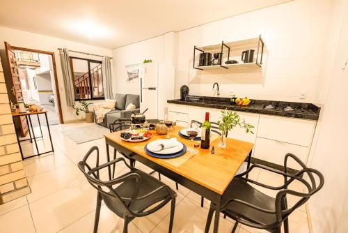 Apartamento com Opção de Café da Manhã Kit Fondue e Aquecedor no Quarto a 300m da Praia para Casais - image 2