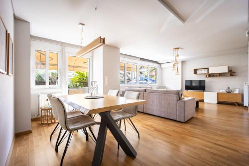 Athenean Riviera Posh Apartment, Atény