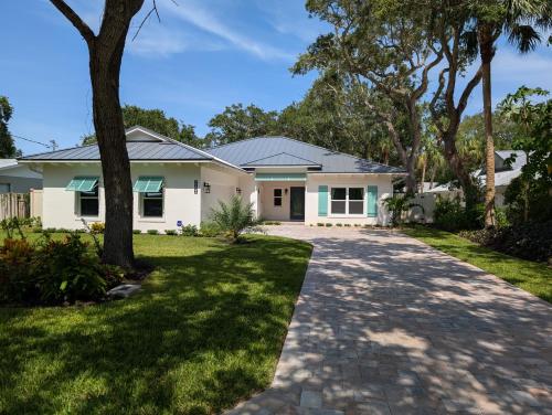 Viesnīcas āriene, Luxury Beachside Retreat - Heated Pool - Walk to Beach - Seasonal Stays Welcome in Wabasso Beach (FL)