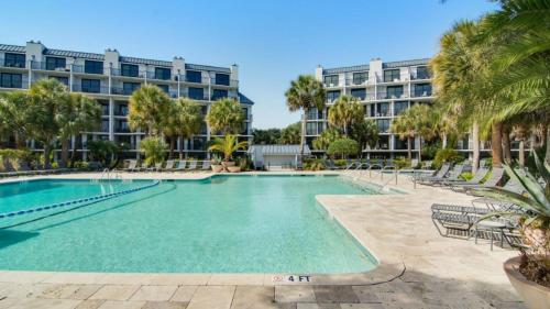 208 B Shipwatch by AvantStay Ocean Views Close to Beach Community Pool in Isle of Palms, USA