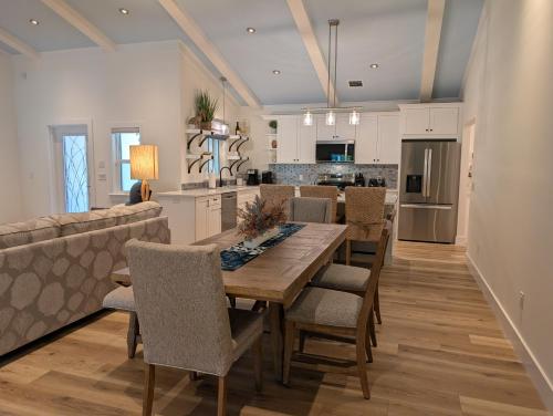 Iekārtas, Luxury Beachside Retreat - Heated Pool - Walk to Beach - Seasonal Stays Welcome in Wabasso Beach (FL)