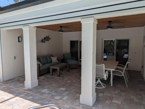 Balkons/terase, Luxury Beachside Retreat - Heated Pool - Walk to Beach - Seasonal Stays Welcome in Wabasso Beach (FL)