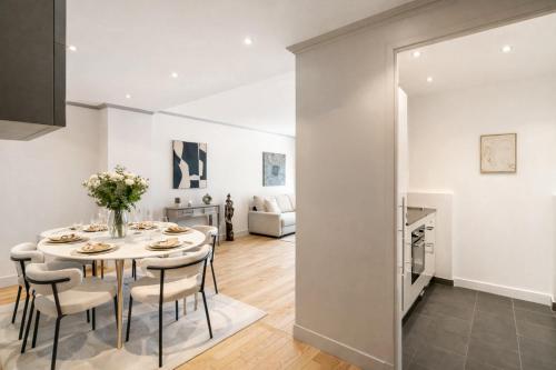 Eiffel Tower - Premium apartment for 6 with lift - image 6