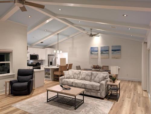 Luxury Beachside Retreat - Heated Pool - Walk to Beach - Seasonal Stays Welcome in Wabasso Beach (FL)
