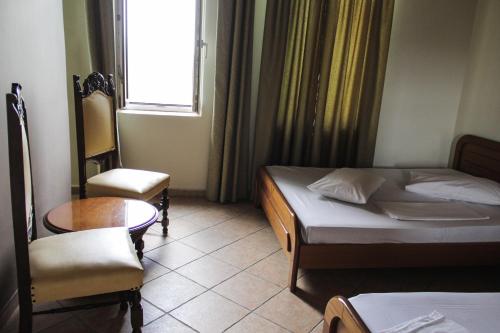 1 double bed, 1 twin bed