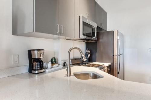 Chic Condo Close to Everything No 211 in Cedars