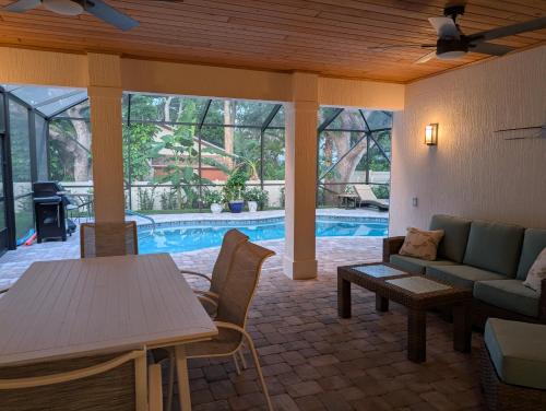 Iekārtas, Luxury Beachside Retreat - Heated Pool - Walk to Beach - Seasonal Stays Welcome in Wabasso Beach (FL)