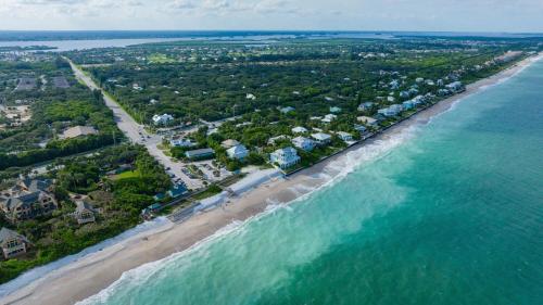 pludmale, Luxury Beachside Retreat - Heated Pool - Walk to Beach - Seasonal Stays Welcome in Wabasso Beach (FL)
