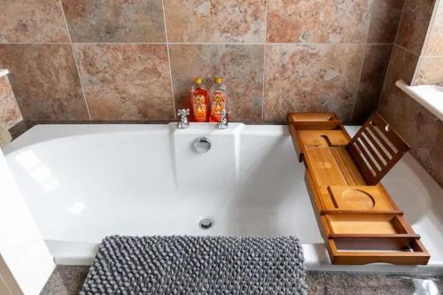 Fürdőszoba, Bright large double with sole use lovely separate bath only in Bexhill