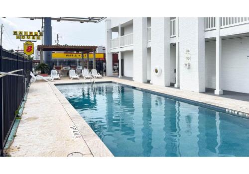Swimming pool, Motel 6 Galveston, TX - Beach/Seawall in Galveston (TX)
