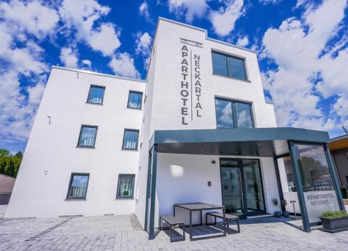 Aparthotel Neckartal - Premium Serviced Apartments mit je 2 Doppelzimmern - Highspeed-WLAN, 55'' Sma in Remseck am Neckar