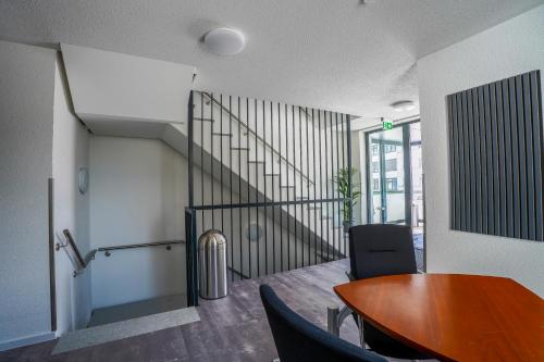 Aparthotel Neckartal - Premium Serviced Apartments mit je 2 Doppelzimmern - Highspeed-WLAN, 55'' Sma in Remseck am Neckar