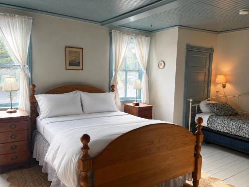 1 queen bed, 1 twin bed
