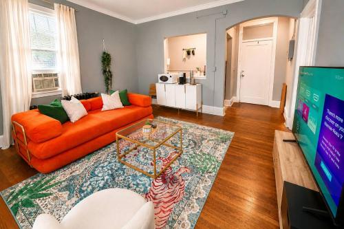 Uptown Funk Getaway with Parking & Walk To Stadiums, Nightlife