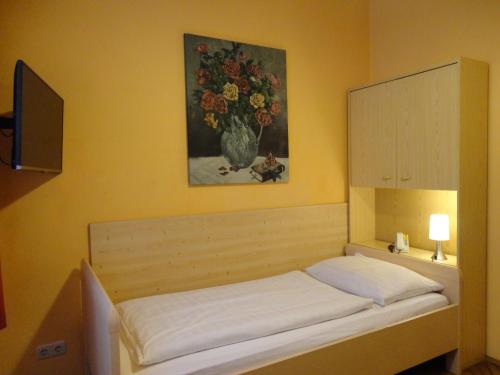 Single Room with Private Bathroom image 4