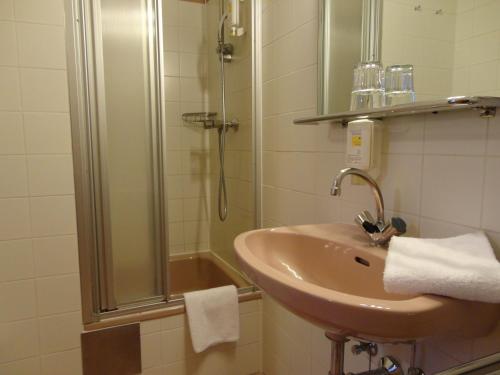 Single Room with Private Bathroom image 6