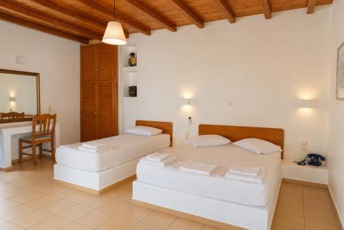 1 double bed, 1 twin bed