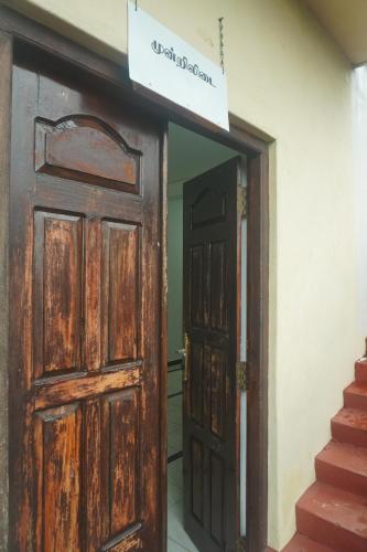  110 m² dengan 1 kamar tidur dan 2 kamar mandi pribadi di Teluk Trincomalee (T-Nova Guest House) in Trincomalee