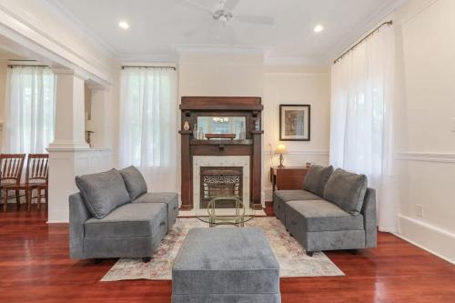 Classy Upscale Villa Perfect Uptown Location - image 8