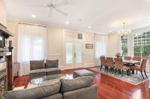 Classy Upscale Villa Perfect Uptown Location - image 4