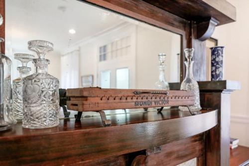 Classy Upscale Villa Perfect Uptown Location - image 3