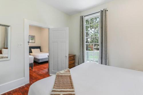 Classy Upscale Villa Perfect Uptown Location - image 9