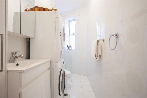 Modern 2BR Boho Apt - One Block From The Beach - main image