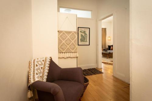Modern 2BR Boho Apt - One Block From The Beach - image 10