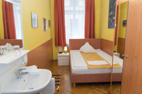 Single Room with Shared Bathroom image 3