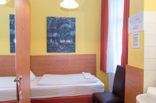 Single Room with Shared Bathroom image 4