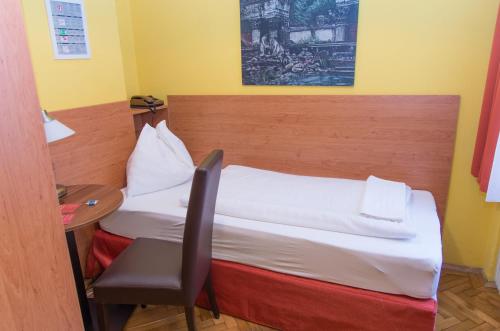 Single Room with Shared Bathroom image 6