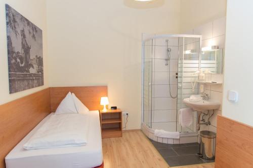 Small Single Room with Shared Toilet image 3