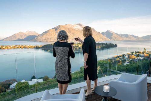Castle Cliff Lodge with Spa Pool and Sauna and Games Room and more - image 13