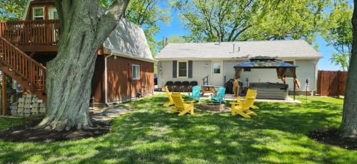 . Two roofs, One retreat with hot tub & firepit