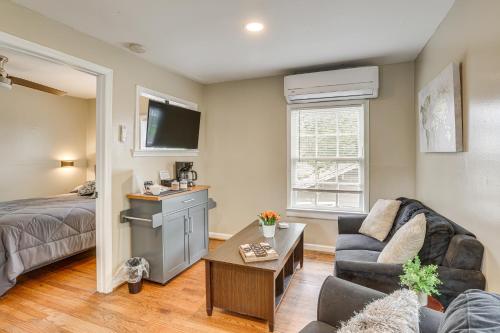 Birmingham Apt Near Amphitheater w/ Shared Patio – khách sạn tại Khac