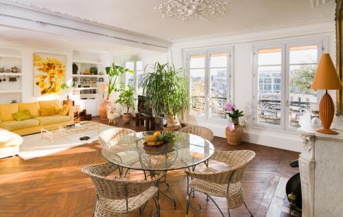 Large Haussmannian Apartment - Heart of Paris