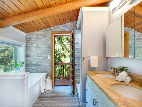 Fern Ridge Cabin - Hot tub - Sauna - Cold Plunge in Union Hill-Novelty Hill (WA)