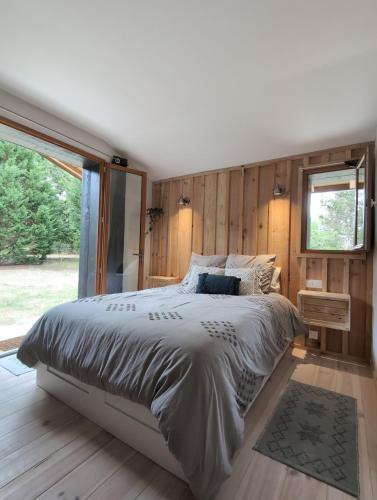 Villa surf-yoga with private lush garden & sandy stream in Mezos