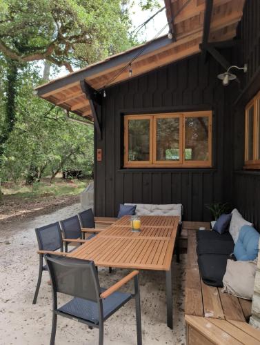 Villa surf-yoga with private lush garden & sandy stream in Mezos